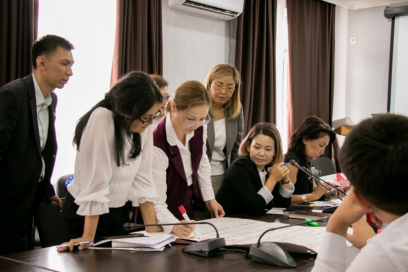 Кыргыз Республикасынын Эмгек, социалдык камсыздоо жана миграция министрлигинин борбордук аппаратынын кызматкерлери үчүн семинар